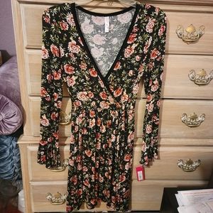 Xhilaration Black & Pink Floral Print Vneck Size XS